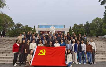 医院、后勤党委联合图书馆党总支组织党员赴弋阳开展主题党日活动